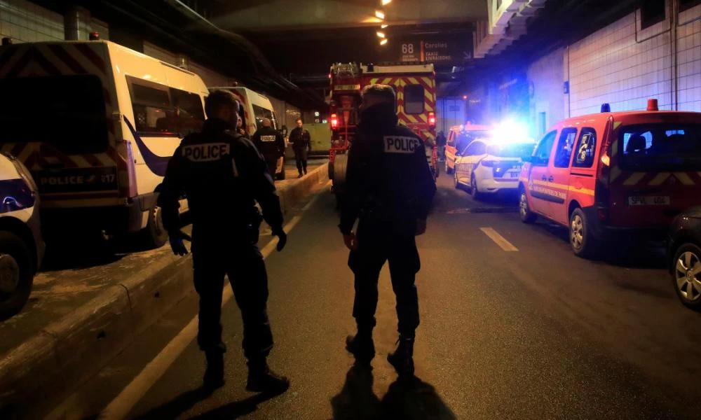 Παρίσι: Συμπλοκή με μαχαίρι και πυροβολισμούς - Άνδρας απείλησε δύο αστυνομικούς και εκείνοι άνοιξαν πυρ (βίντεο)
